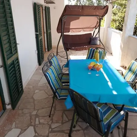 Apartman Apartments By The Sea Mirca, Brac - 5655